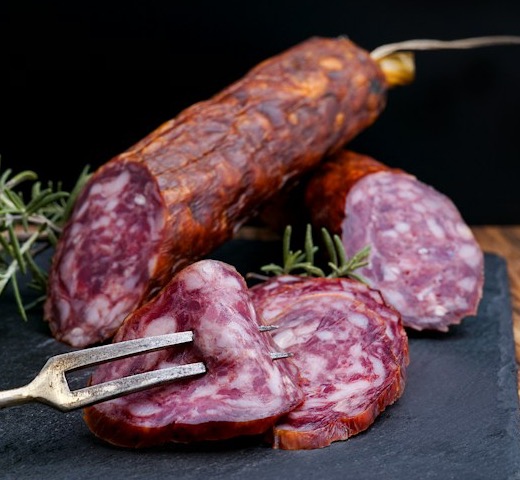 Chorizo ibérico stagionato, intero e affettato