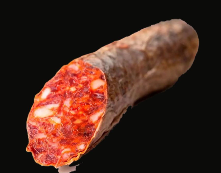 Chorizo ibérico tagliato su fondo nero
