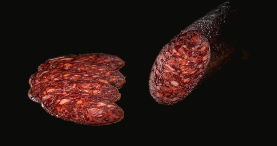Morcilla ibérica affettata su fondo nero